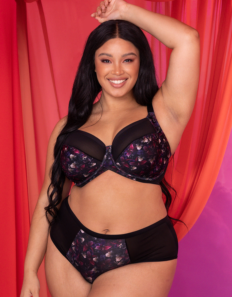 Curvy Kate  D-K Cup on X: Meet Katie (AKA The Bra Whisperer) 🤫 She has  all of the correct bra fitting advice to make your boobs feel happy! 👀  Katie wears