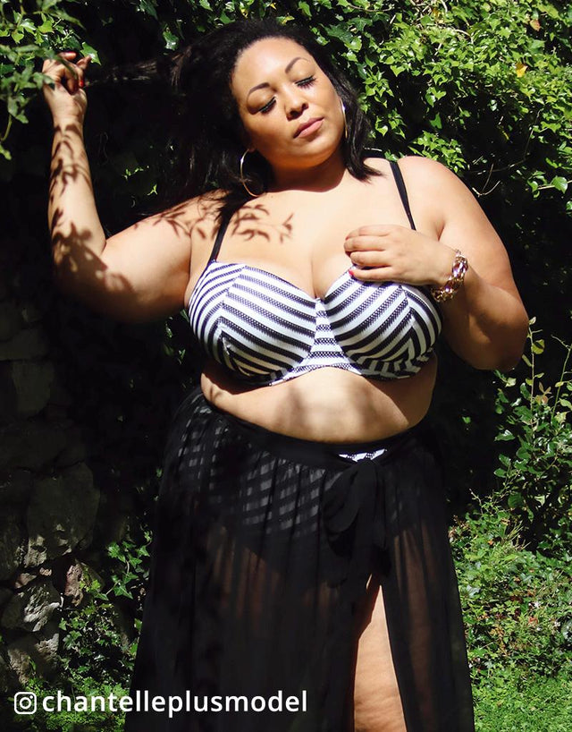 @chantelleplusmodel models our Curvy Kate Sunseeker Padded Balconette Bikini Top Monochrome